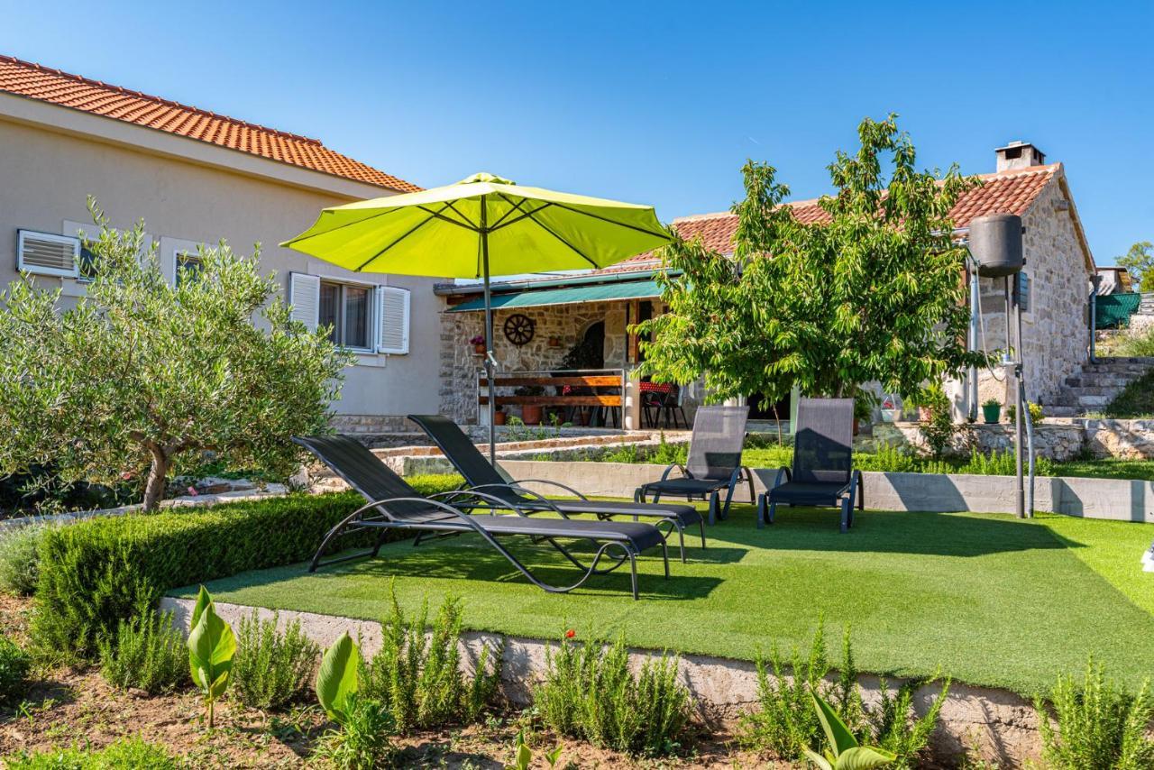 Holiday Home Ante With Beautiful Private Garden Nadin Dış mekan fotoğraf