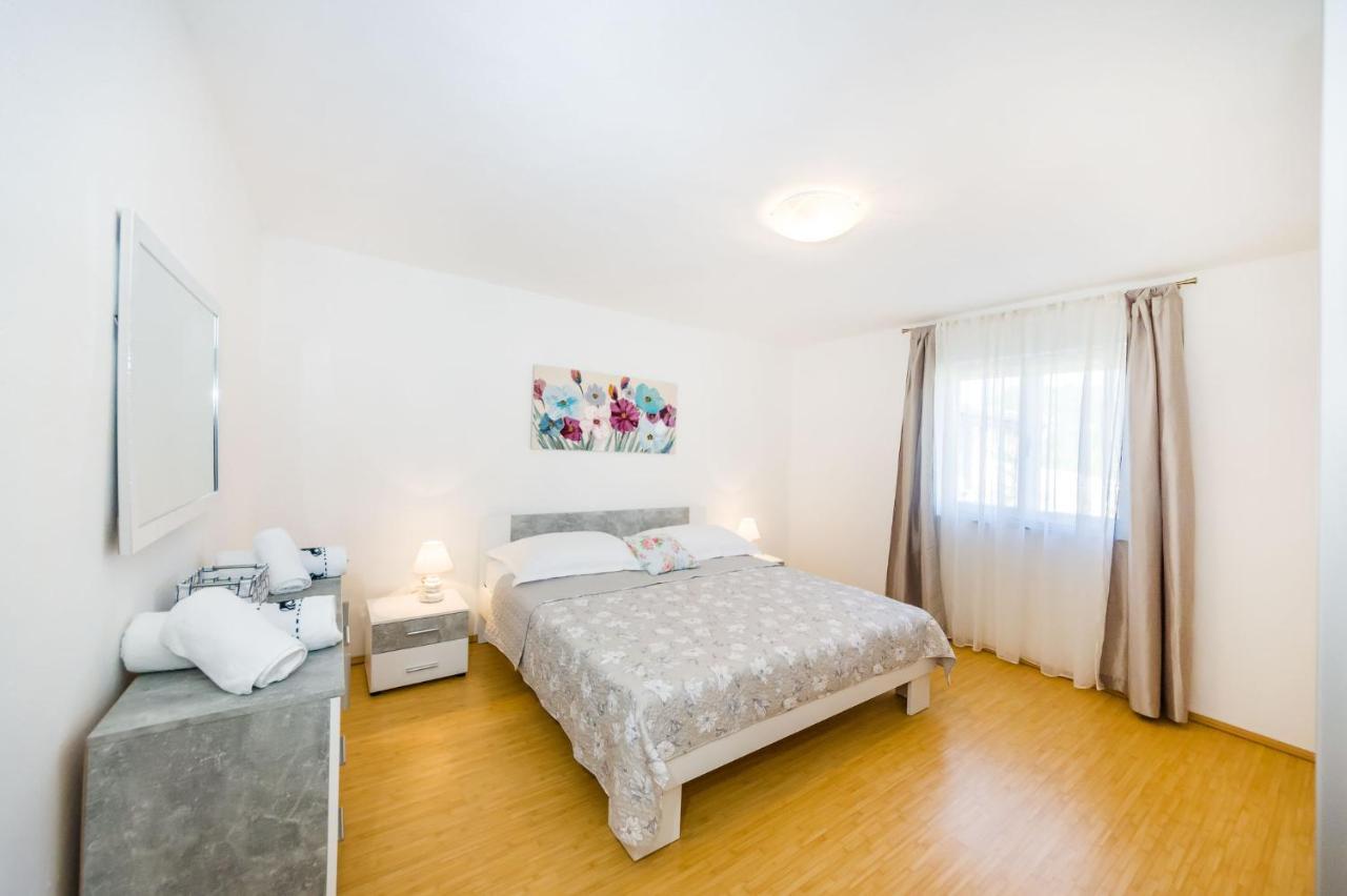 Holiday Home Ante With Beautiful Private Garden Nadin Dış mekan fotoğraf